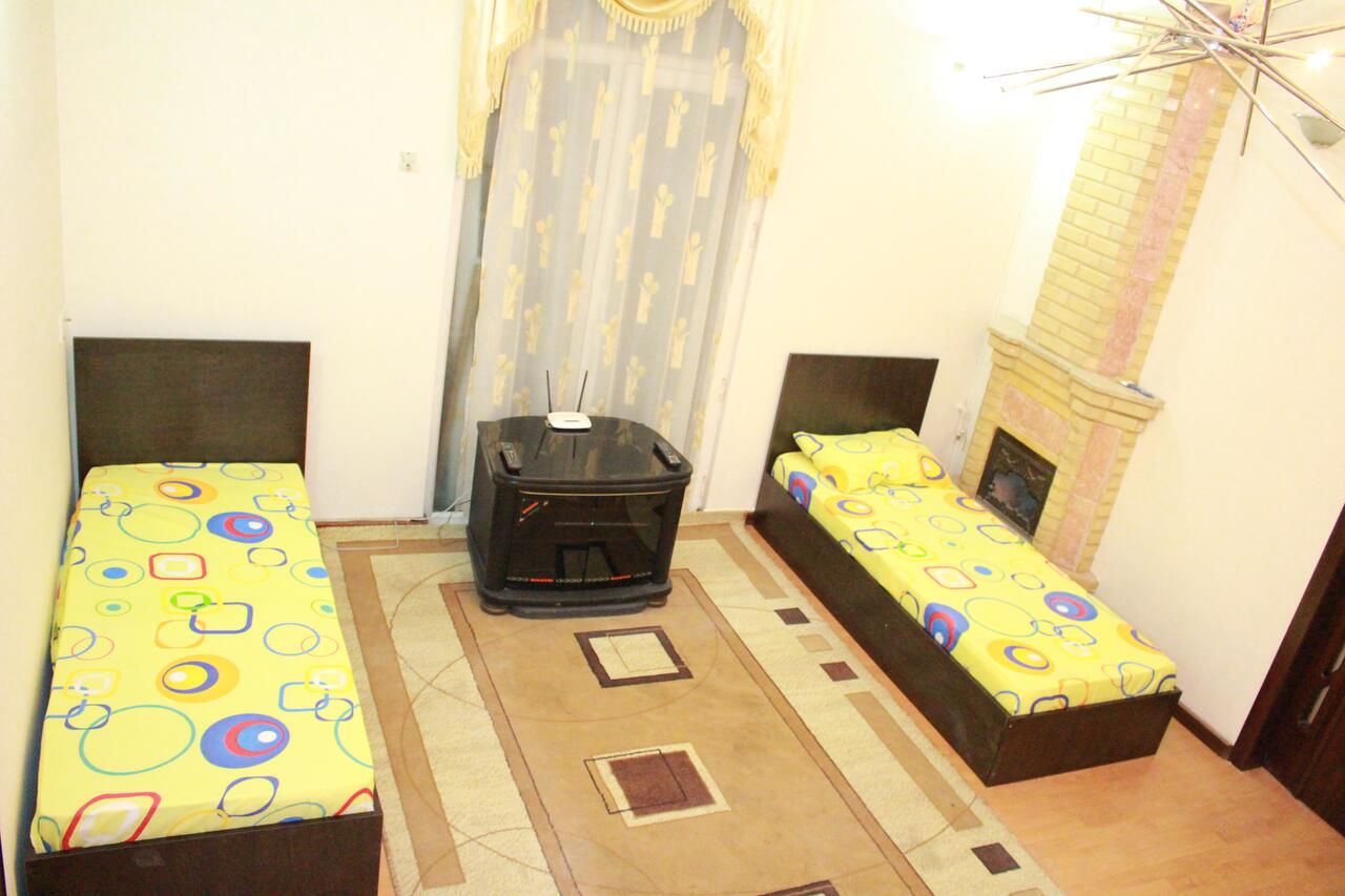 Отели типа «постель и завтрак» Nizami Center Hostel Баку-19